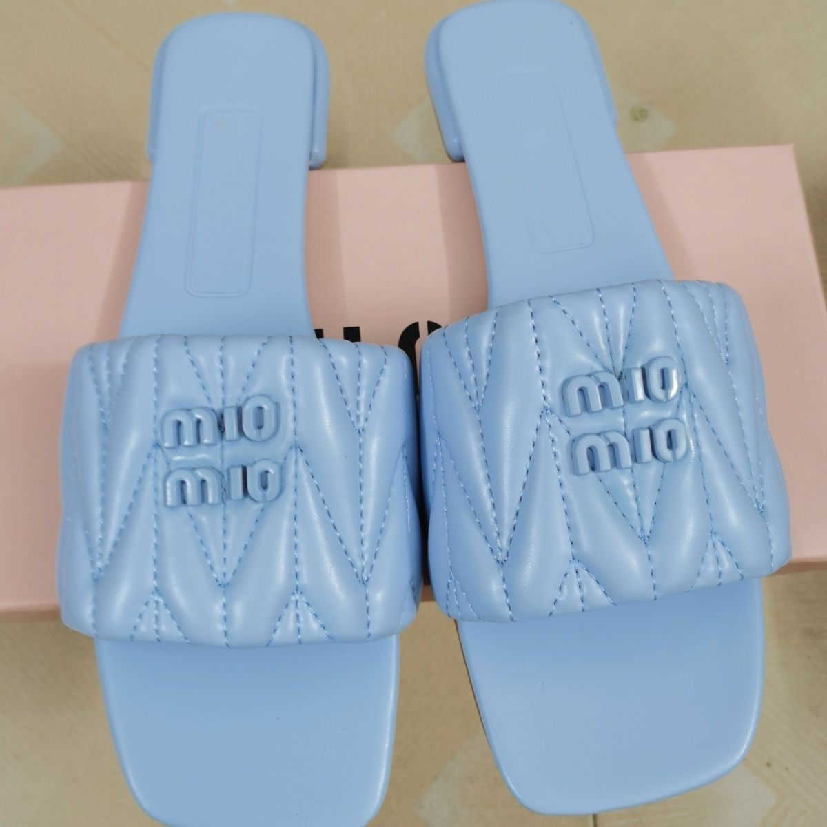 

Beach Shoes Women Slide Designer Sandals 2023 Mius Internet Slippers for Wearing Flat Bottomed Fairy Style Square Pleated 0UFS