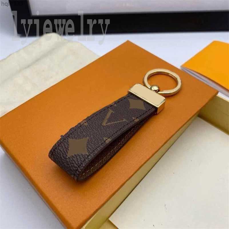 

Dragonne designer keychains luxury mens keyring with gold plated buckle letters portachiavi bag charm lanyard pendant car leather classic keychain for women