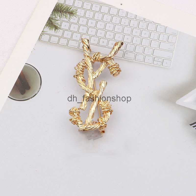 

Individuality Gold Plated Brand Designer Letters Brooch Fashion Famous Women Alloy Letter Pearl Luxury Couples Crystal Rhinestone Suit Pin Jewelry Accessories