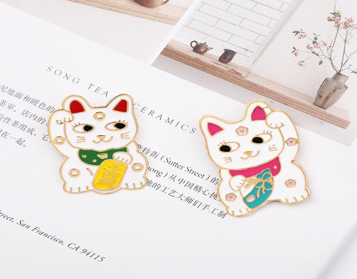 

Cat Cute Japanese Cartoon Retro lucky cat Brooch Metal Badge Pin Button Clothes Backpack Jewelry Whole Anime brooches9560051, Red