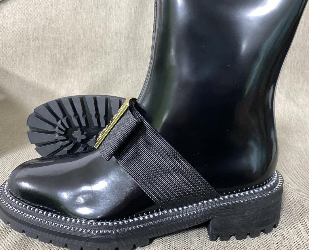 Chaussures mode logo métal bottines Martin avec clous sur les semelles