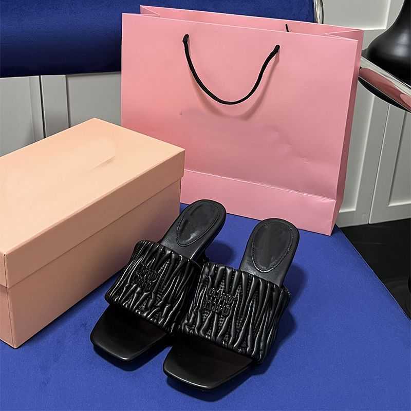 

Sandals Mius Beach Shoes Sheepskin Women Slide Designer Pleated Square Slippers for Women's Summer New Fashion Flat Bottom External Wear Casual HH4C