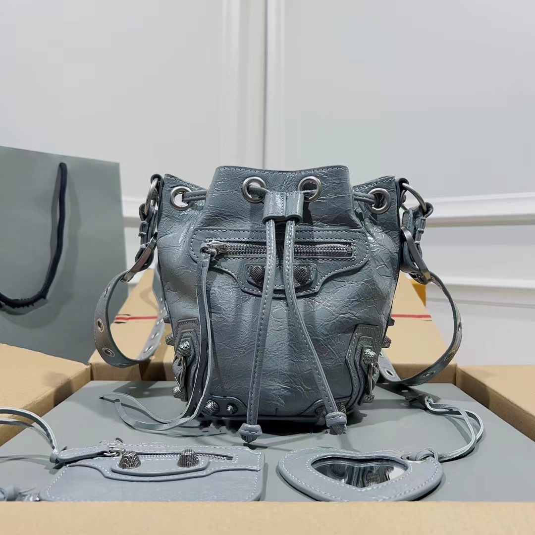 

Designer Women's Shopping Fashion Luxury New Small Water Bucket Bag Imported Water Bucket Locomotive Bag with Love Mirror Small Card Bag