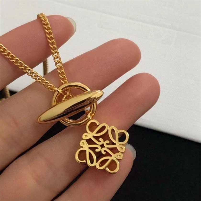 

New Gold Wrapped Silk 3D Carved Pendant Light Luxury Geometric Mooncake Net Red Buckle Necklace, White