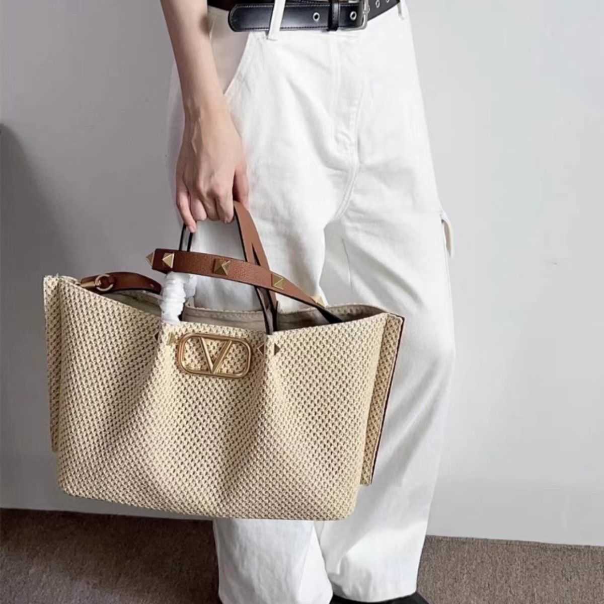 

Women Designer Valentino Bag Beach Bags 8JIF Crossbody Saddle Handbag Purse Luxury Wallet Bagpack Puff Woven Tote Leather Large Capacity Goods Handbags, Black 25cm