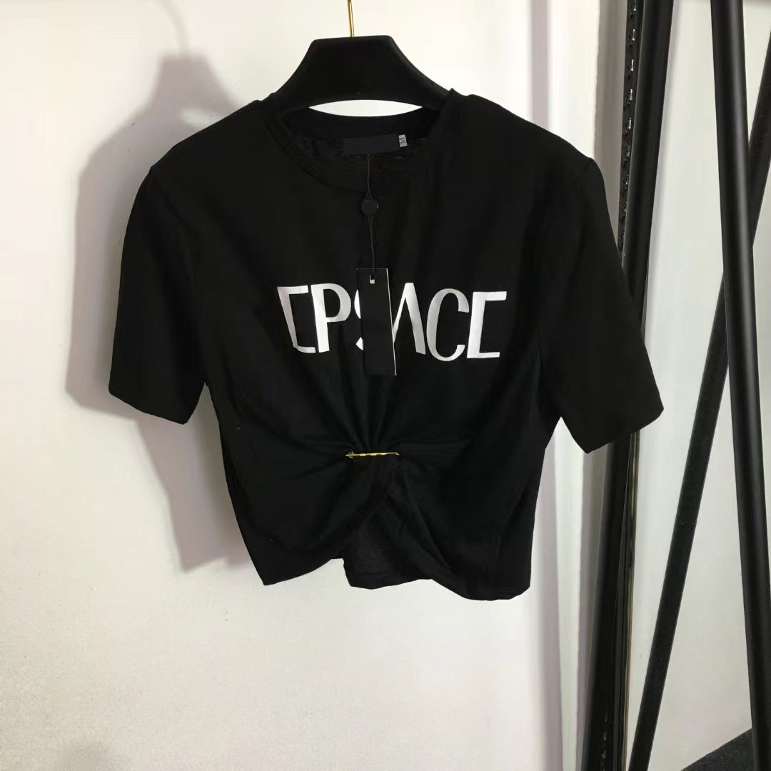 

2023 Designers T-shirts Fashion Women Pin Chest Letter Shirt print short sleeve T-shirt vercace Clothing Streets Tops ladies top Tees Luxurys dress White red black M-XL