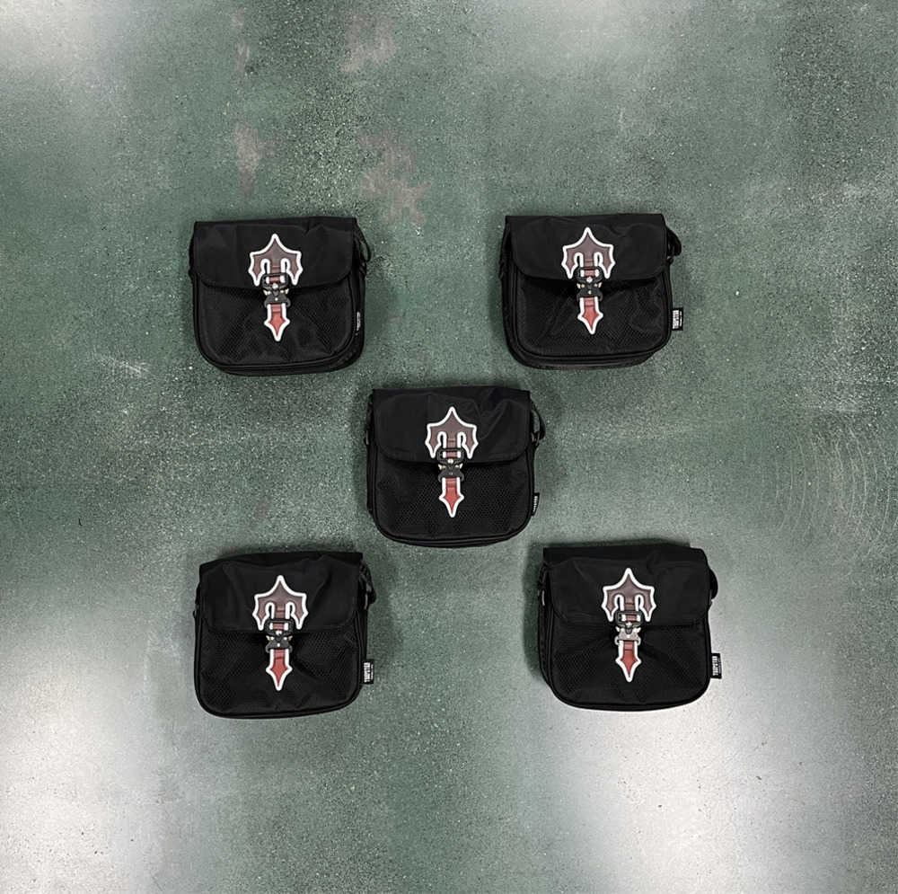 

Shoulder Bags UK Designer Trapstar MESSENGER BAG 1.0 - BLACK / RED GRADIENT 1to1 Quality High Street T Letter Lock Women Wallets Fashion trend 52ess