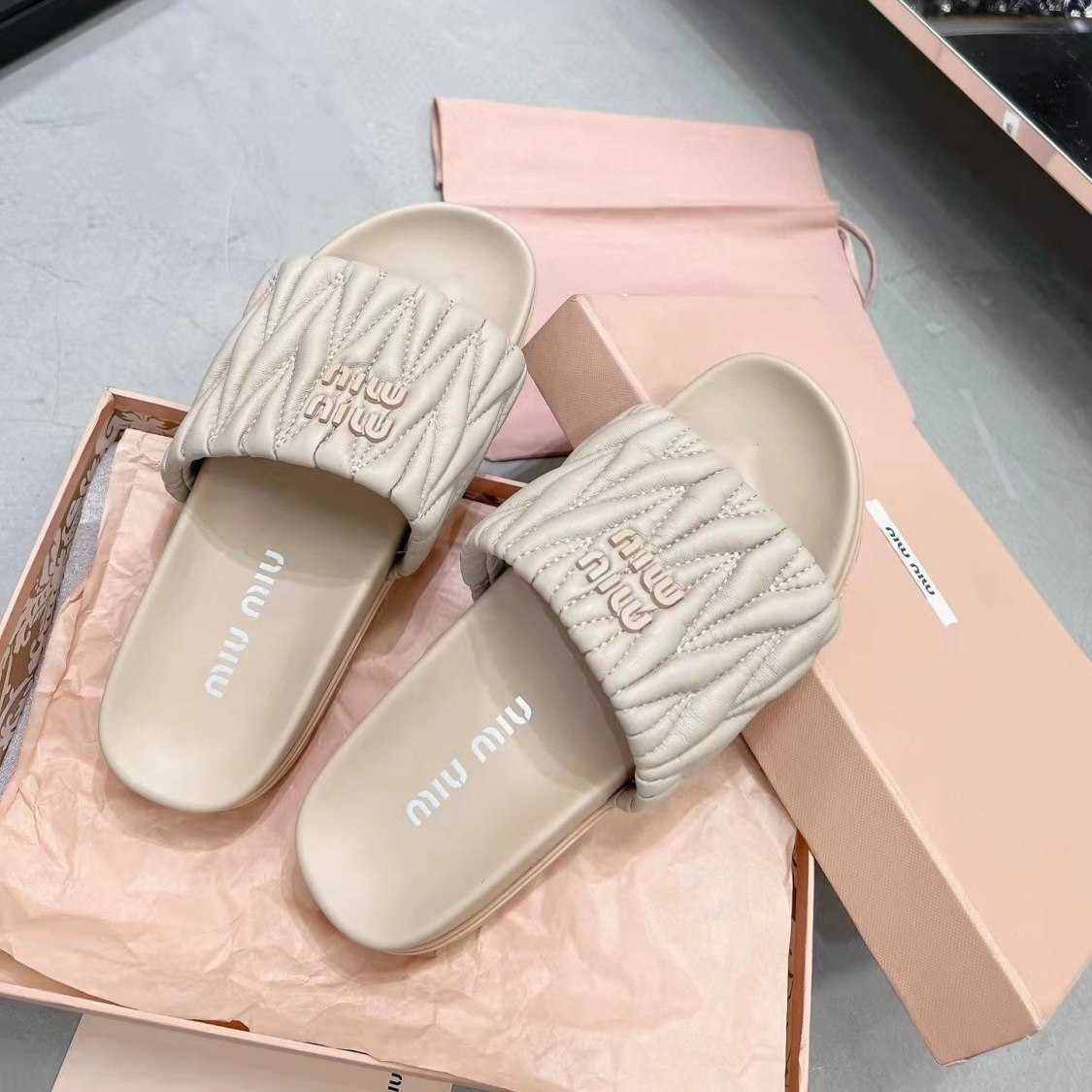 

Genuine Mius Beach Shoes Women Slide Designer Sandals Leather Slippers for Women's Summer Outerwear Pleated Flat Heel Holiday Square 1 1XVV
