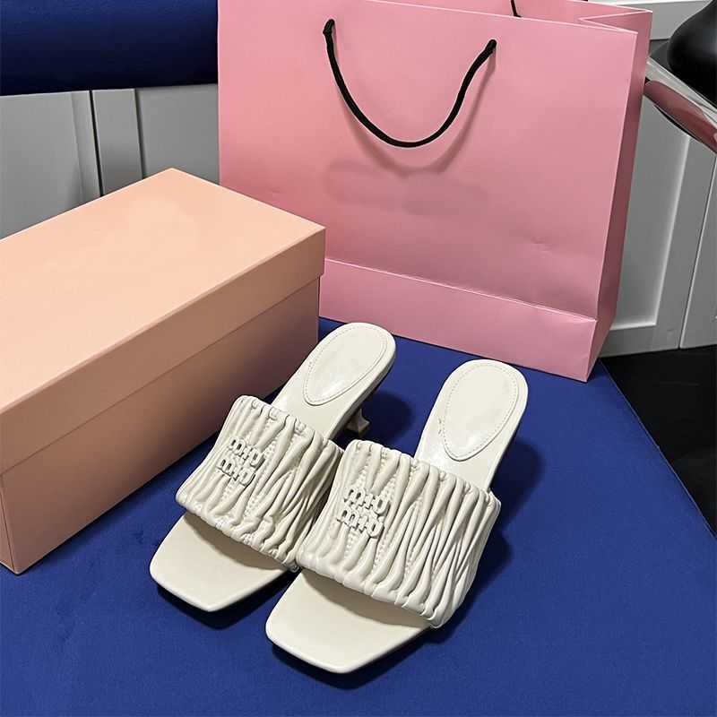 

Designer Mius Beach Sandals Shoes Women Sheepskin Slide Pleated Square Slippers for Women's Summer New Fashion Flat Bottom External Wear Casual 2 578Z