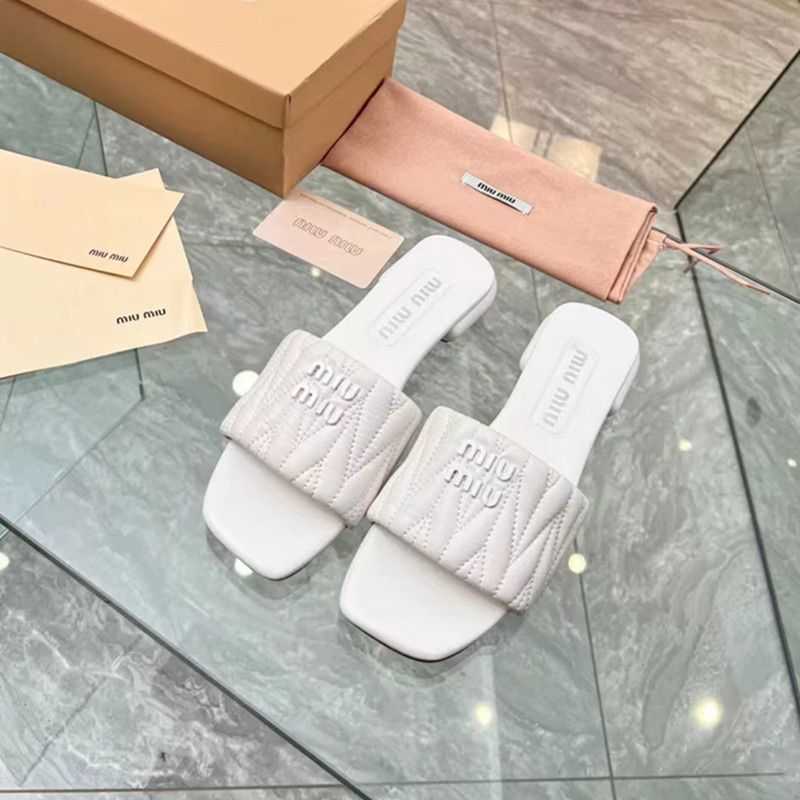 

Slide Shoes Women Mius Designer Sandals High Beach Family Slippers for Women's Summer 2023 Internet Casual Outerwear Leather Square Toe Flat Sole in Fashion VB3O