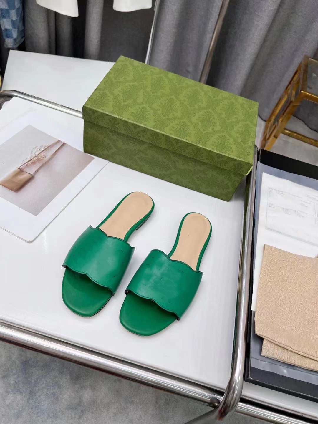 Les pantoufles creuses imbriquées d'été vendent du cuir de veau italien chaud noir blanc marron vert rose clair cuir imprimé python 6 couleurs en