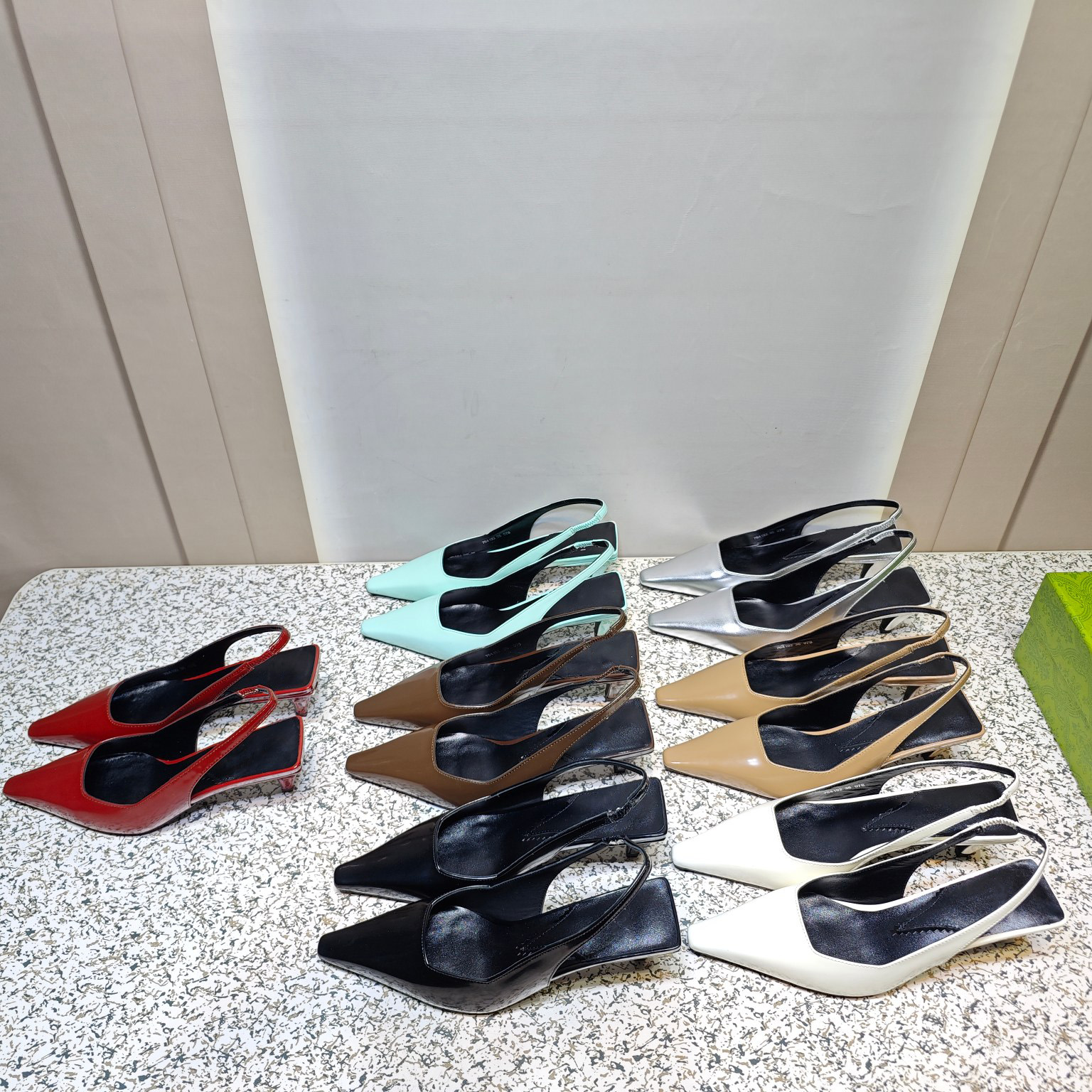 Luxurys Designer Bout pointu Mule peu profonde Mode Sandales étroites Slingback Pompes Femmes Chaussures Talon Haut Sandale Élégante Mujer Carré