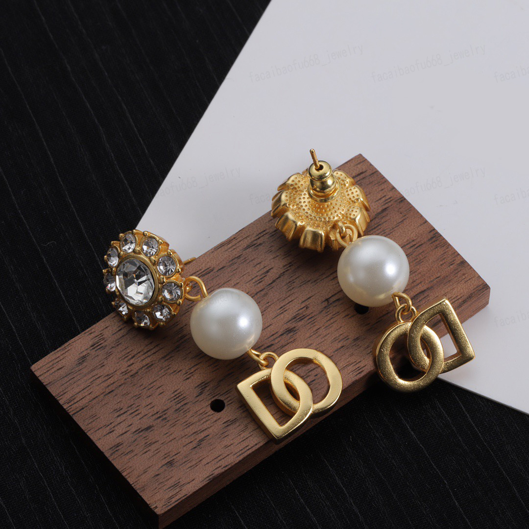 Boucles d'oreilles en or Matériau en laiton Cristal Fleur Alphabet Perle Boucles d'oreilles pendentif or / Argent 2 couleurs Bijoux de créateur d