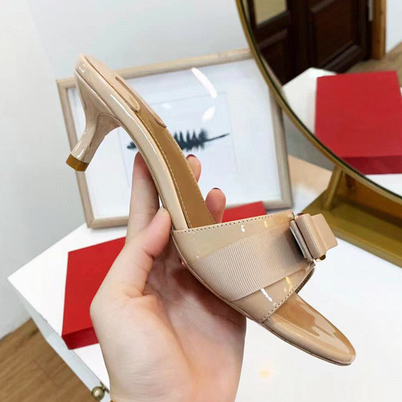 Pantoufles classiques pour femmes Summer Luxury Designer Sandales en cuir à talon moyen Chaussures de créateur Chaussures de soirée sexy Stiletto