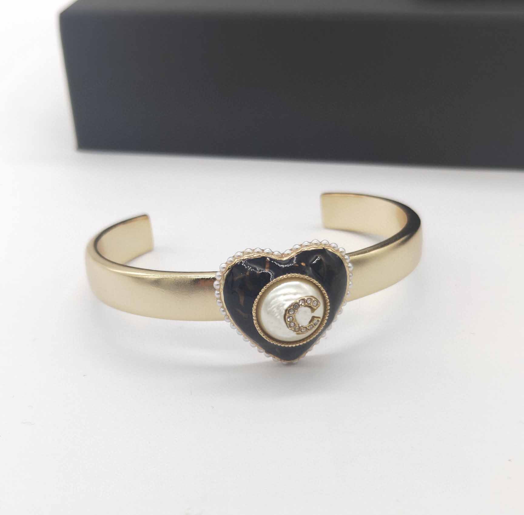 

2022 Top quality Charm opened bracelet with heart shape design and black color have box stamp PS7095A