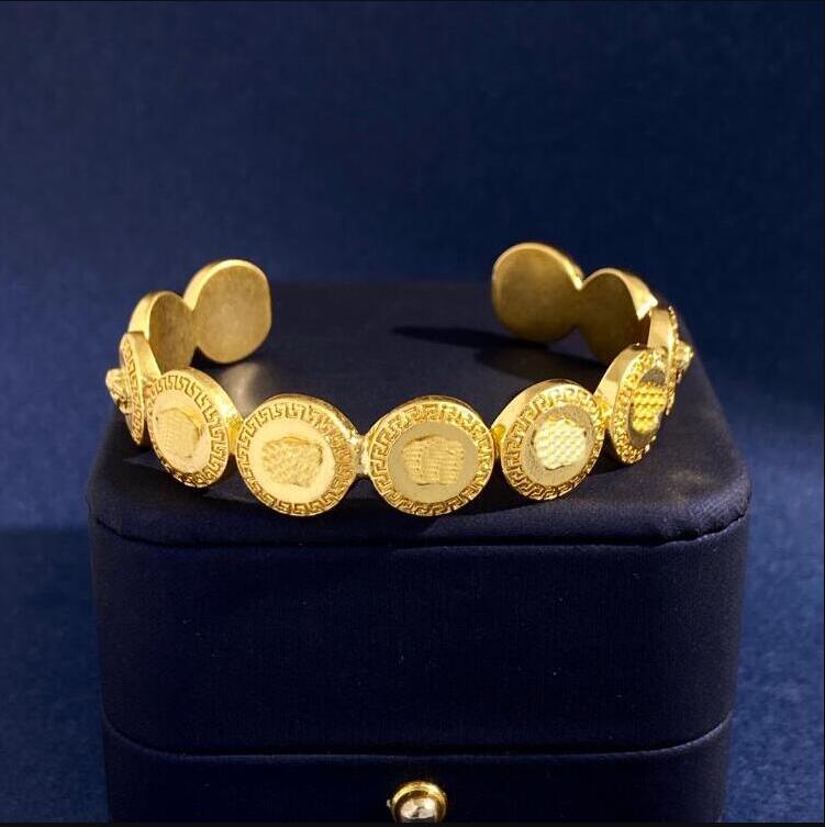 

New Designed Open Bangle Hollow Out Banshee Greece Meander Pattern Medusa Portrait 18K Gold Plated Women Medusas Bracelets Designer Jewelry Party Gifts B31S