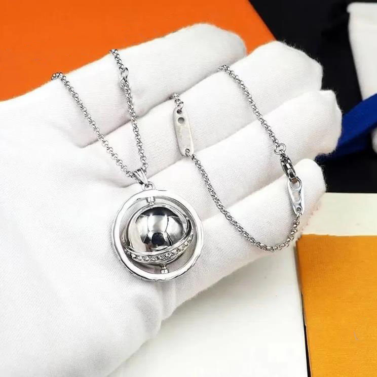 

Rotating globe necklace fashion trend Autumn winter high appearance horizontal pendant designer jewelry necklaces gold chain heart for mens womens bijoux