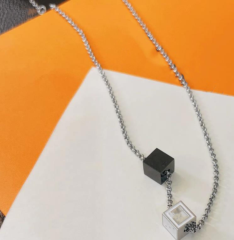 

Pendant Necklaces Titanium steel can rotate black and white double dice necklace simple and versatile designer jewelry gold chain heart for mens womens bijoux