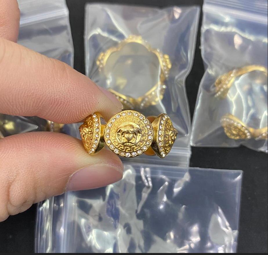 

Luxurious Designed Women Meander Pattern Diamonds Rings Medusa Head Portrait 18K Gold Plated Medusas Brass Round Open Ring Designer Jewelry VRR18