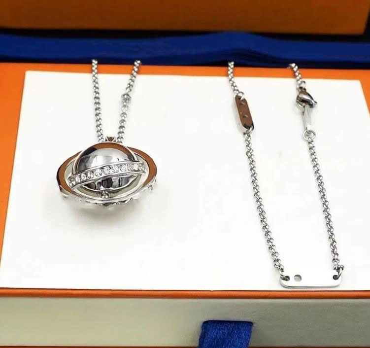 

Rotating globe necklace fashion trend Autumn winter high appearance horizontal pendant designer jewelry necklaces gold chain heart for mens womens bijoux -1