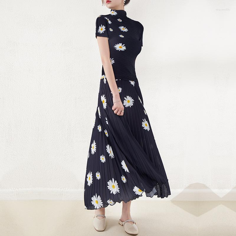 

Work Dresses Elegant Chrysanthemum Print Pleated Skirt Set Women Black Two Piece Sets Summer Short Sleeve Top High Waist Ladies Outfit