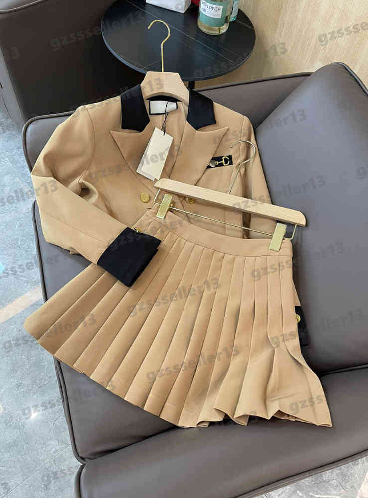 

Womens Two Pieces Dress GU Casual 2 Piece Sets Fashion Brand Metal Horseshoe Button Jacket Top And Pleated Skirt Sets Autumn Designer Women Clothing 0912