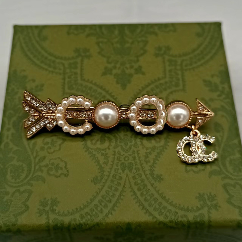 

Luxury Designer Brooch Brand Letters Diamond Brooches Pin 18K Gold Plated Crystal Rhinestone Pearl Pins for Famous Women Dress Decoration Jewerlry Accessories