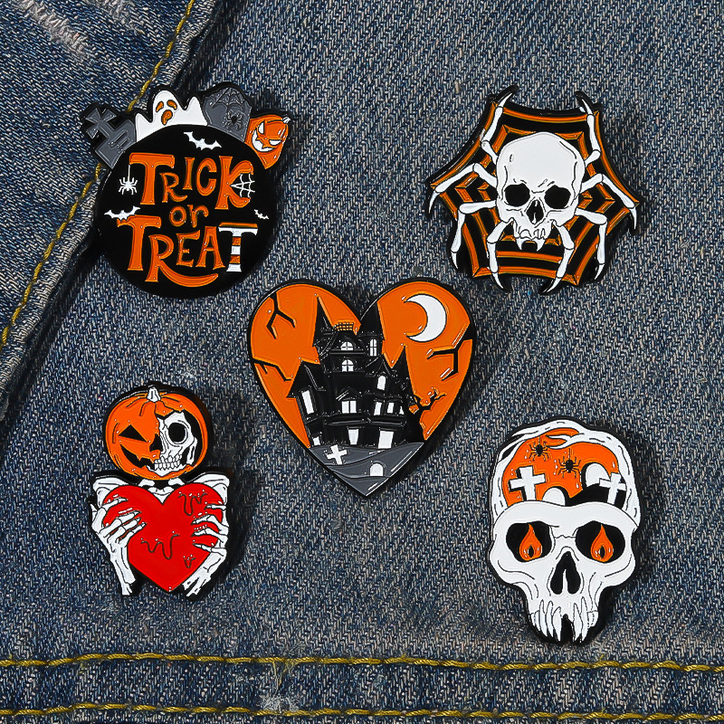 

Halloween Spider Skull Heart Brooch Skeleton Pumpkin Dark Series Lapel Pins European Punk Clothes Corsage Badge Alloy Enamel Jewelry Accessories