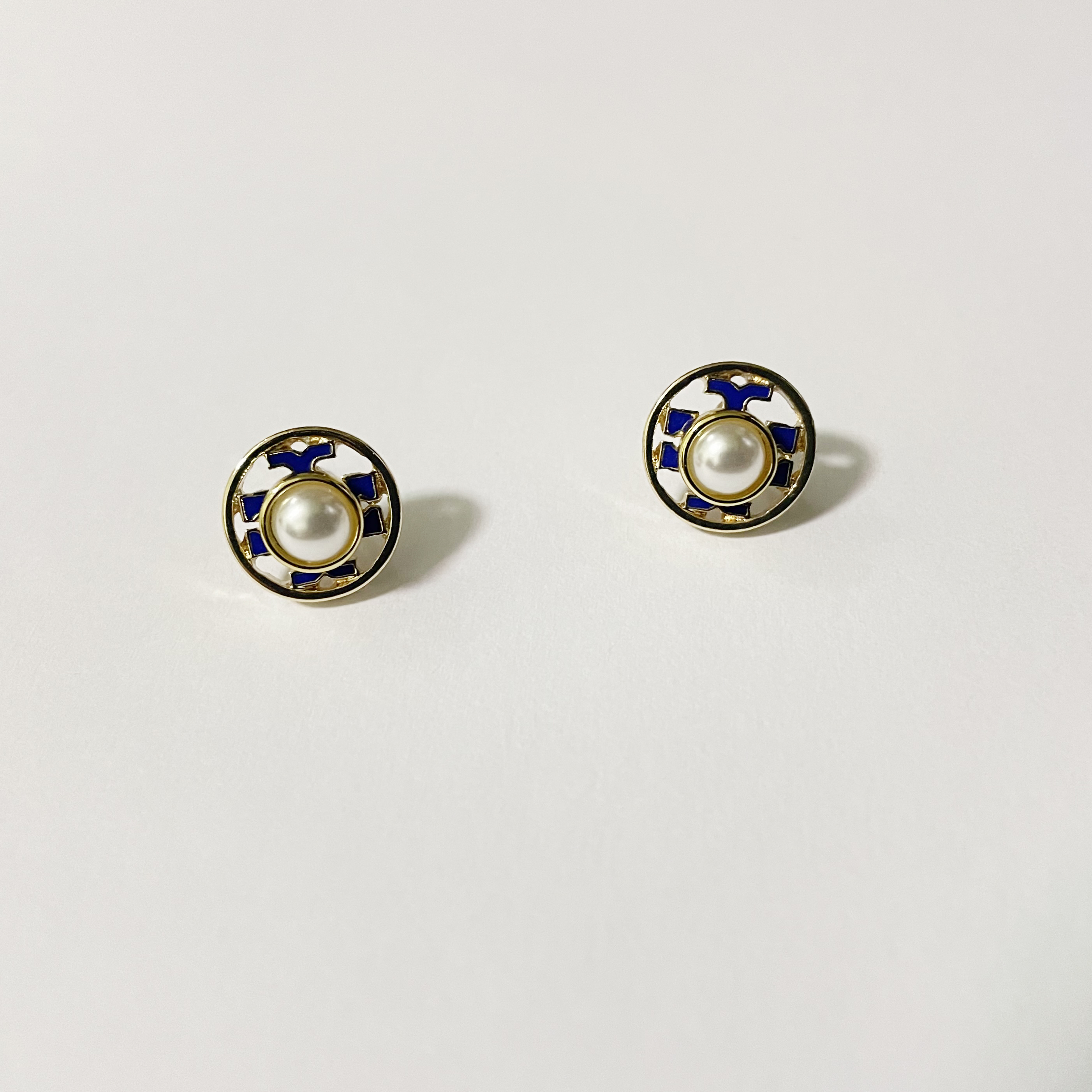 

Pearl Ear Studs Oil Drop Crosses Stus in Gold Come with earrings Cartons
