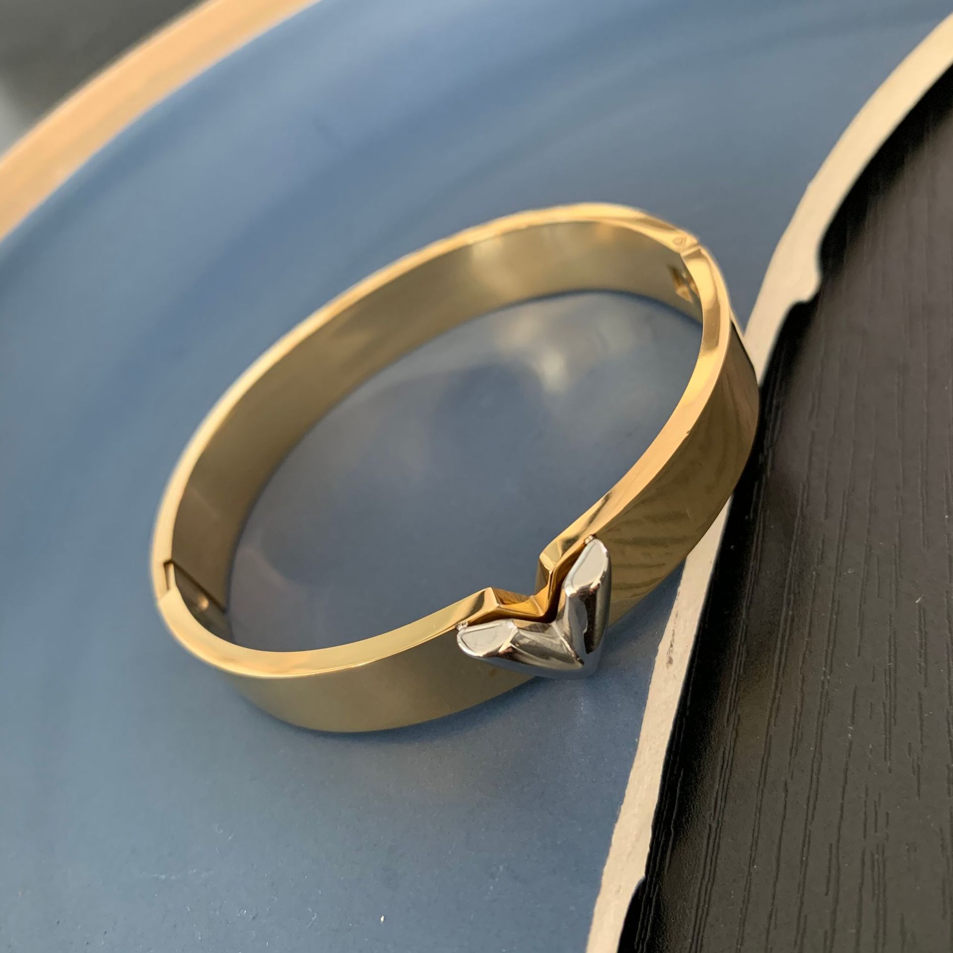 

Top Quality Titanium Steel Bangle Women Love Designer Bracelets Bangles V letter bracelet