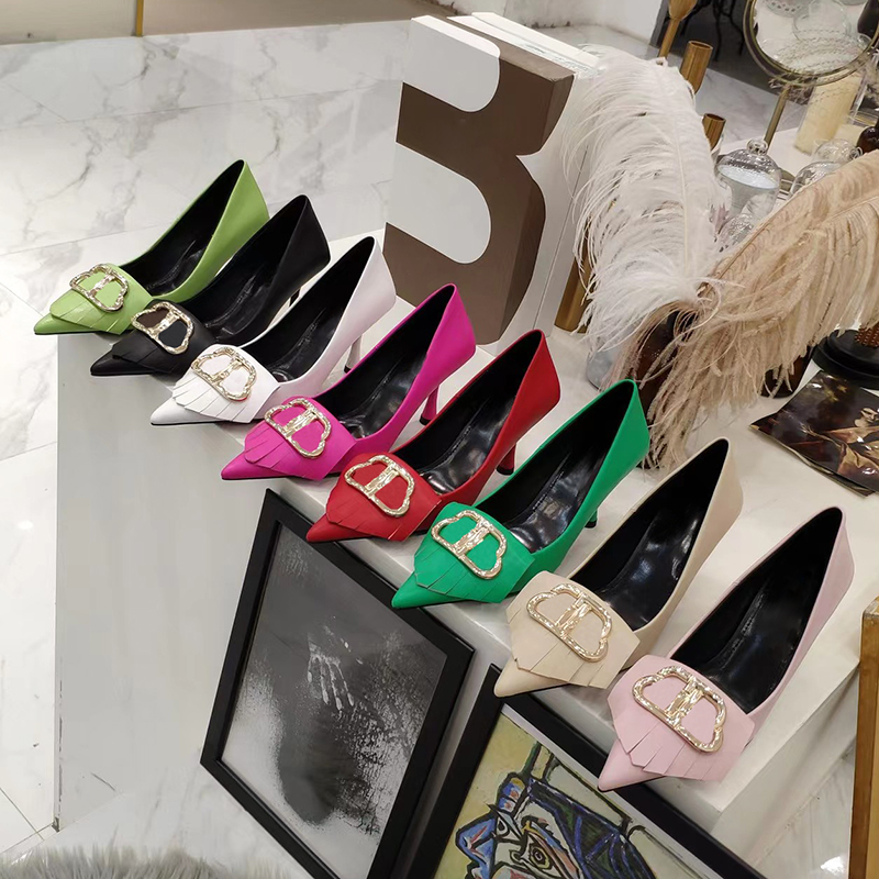 

Women's luxury dress shoes designer high heels letter metal decoration black green red nude pink white tassel pointed leather fashion party wedding shoes8CM