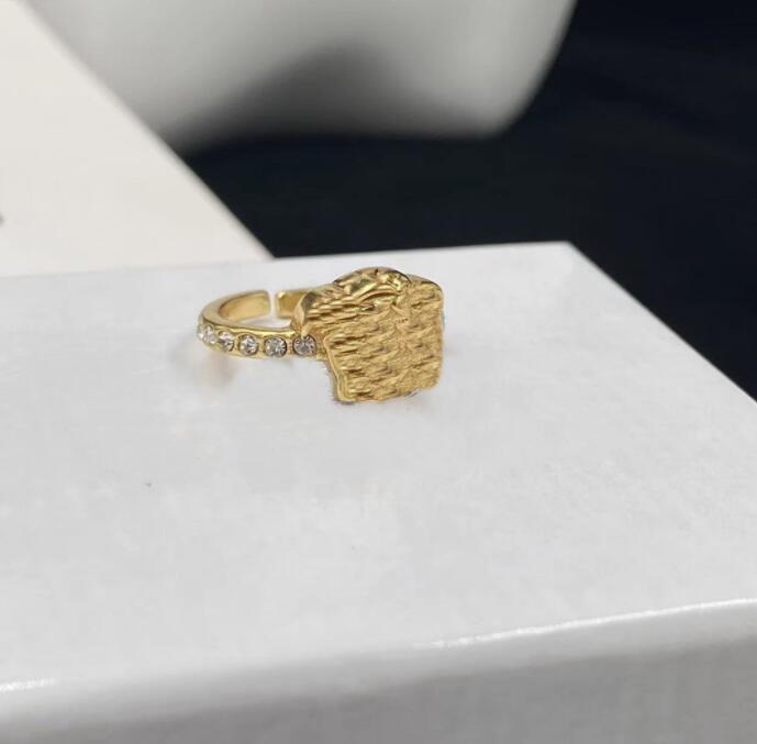 

Women Rings Classic Design Medusa Head Portrait 18K Gold Plated Diamonds Medusas Greece Meander Pattern Ring Designer Jewelry 002