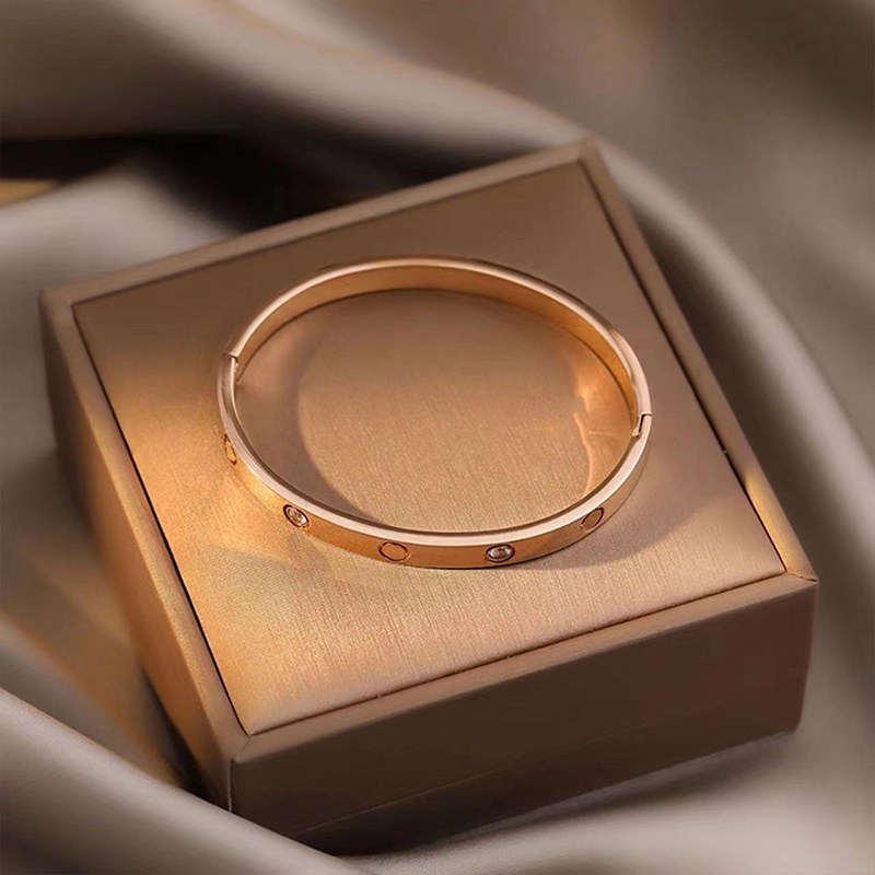 

Luxury Designers bracelet Women bracelet Bangle Solid color design bracelets with diamonds temperamental versatile Valentine's Day gift Trend jewelry good nice
