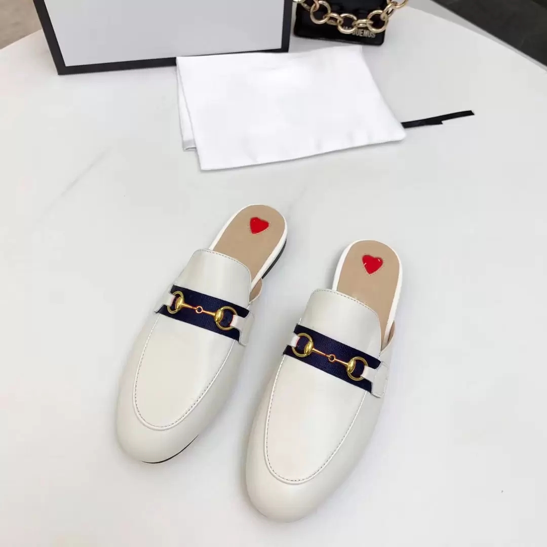 2022 Designer Princetown Mules Pantoufles Chaussures Véritables Mules en cuir Femmes Mocassins Chaîne en métal Confortable Chaussure Casual Lace