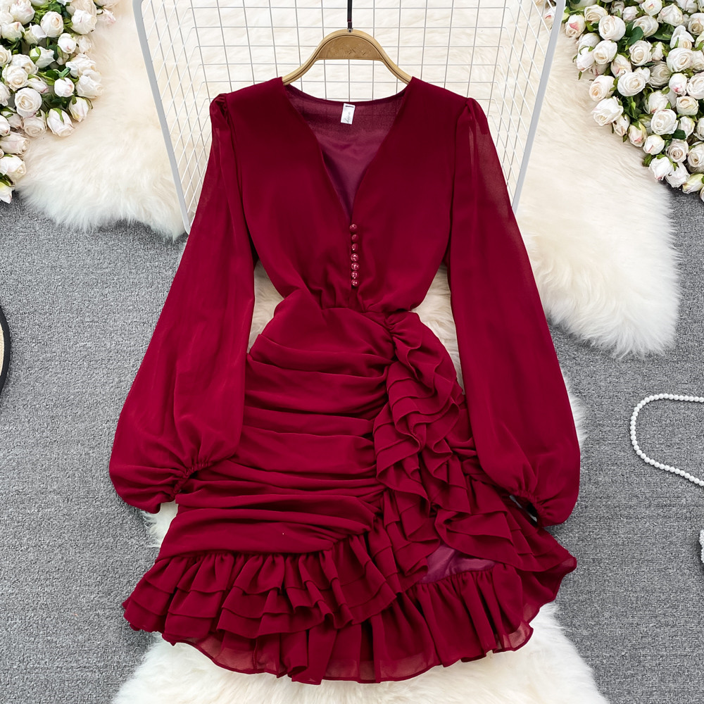 Robe courte à col en v à col en V printemps avec design de gâteau irrégulier volant à la taille et aux fesses