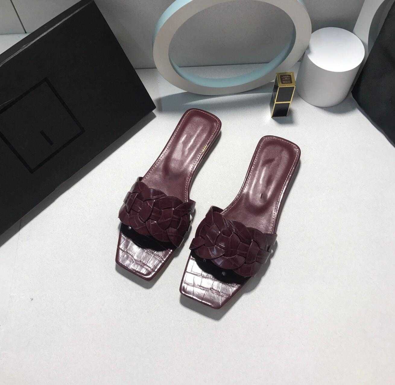 

Womens Leather Weave Slippers Designer Classic Flat Bottom Sandal Summer Leisure Comfortable Sandals Luxury Outdoor Beach Shoes Flip Flop With original box