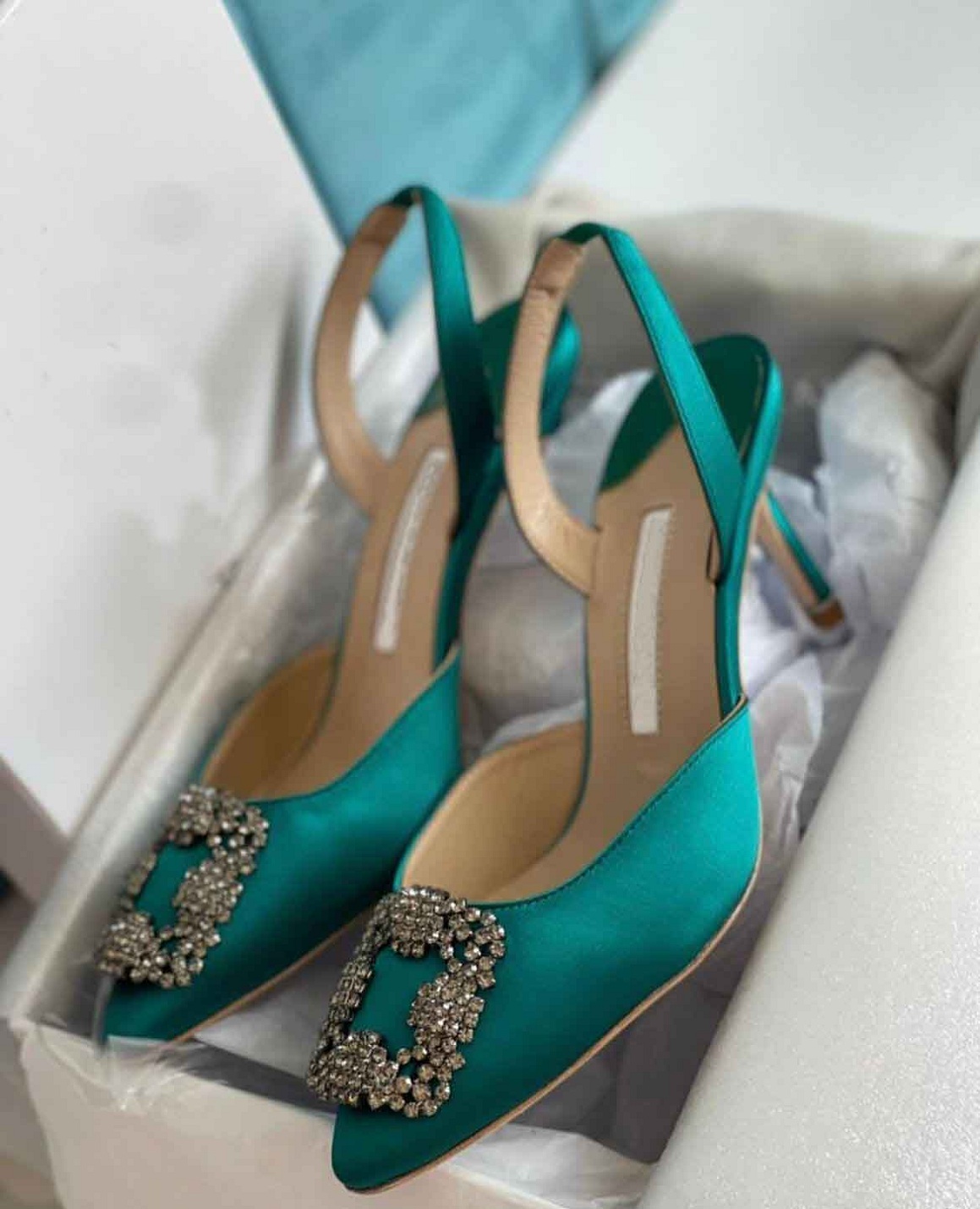 

Perfect Wedding Dress Shoes Hangisli Pumps Women Slingbacks Shiny Satin Crystal Jewels Buckle High Stiletto Heels Luxury Lady Walking EU35-43