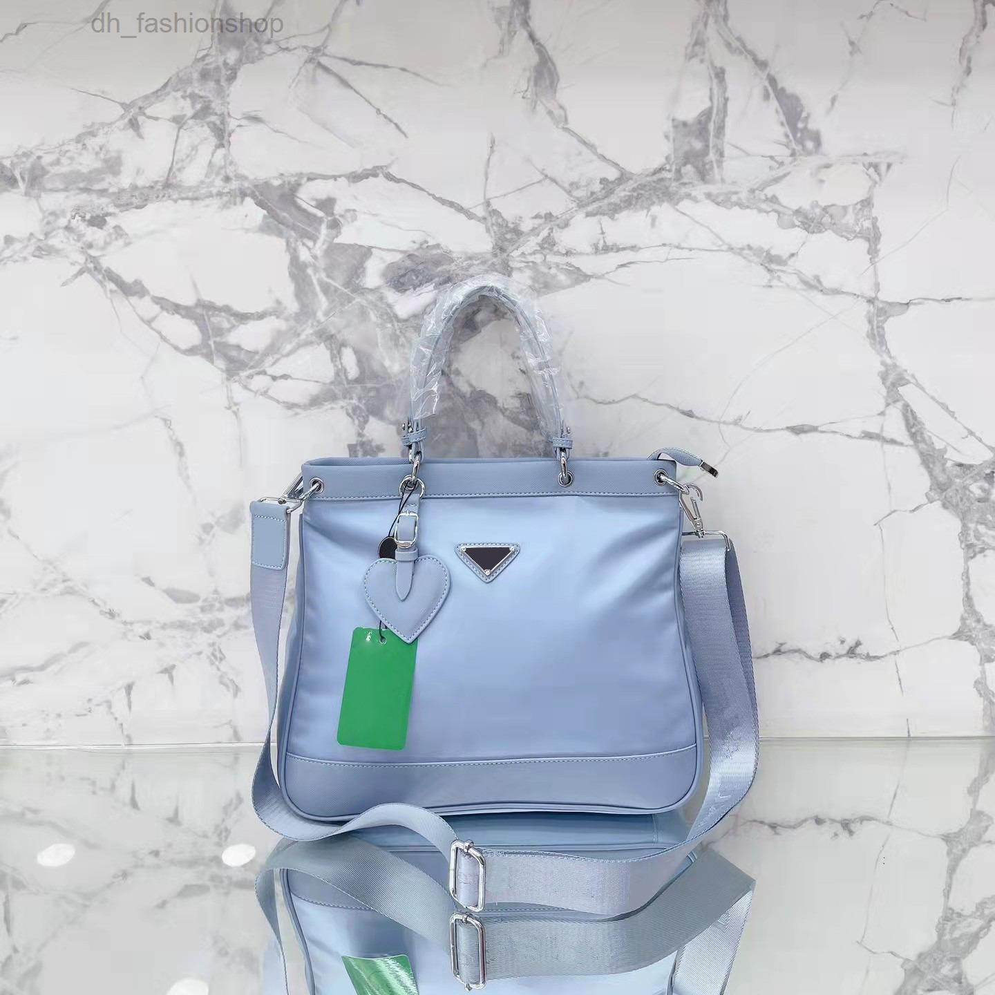 

Luxury designer handbags large tote bags is made of high quality nylon material classic style fashionable single shoulder bag large capacity and practical nice