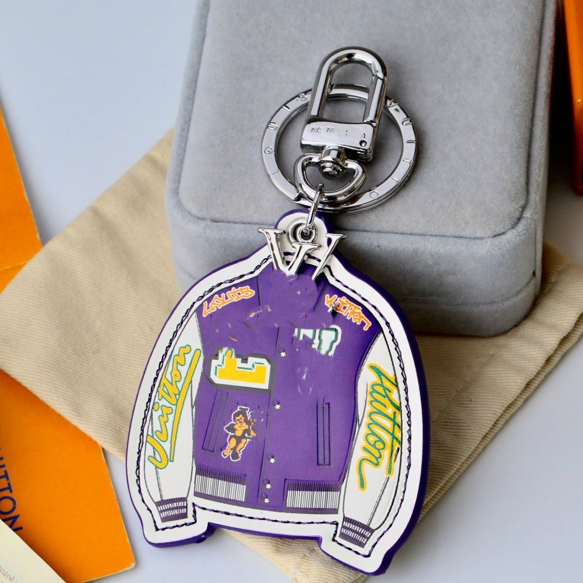 

Fashion Unisex Key Wallets Luxury Brand Letter Letter Graffiti Women Shoulder Bag Crossbody Luggage Pendant Designer Baseball Jacket Car Keychain Totes Pendants, Blue