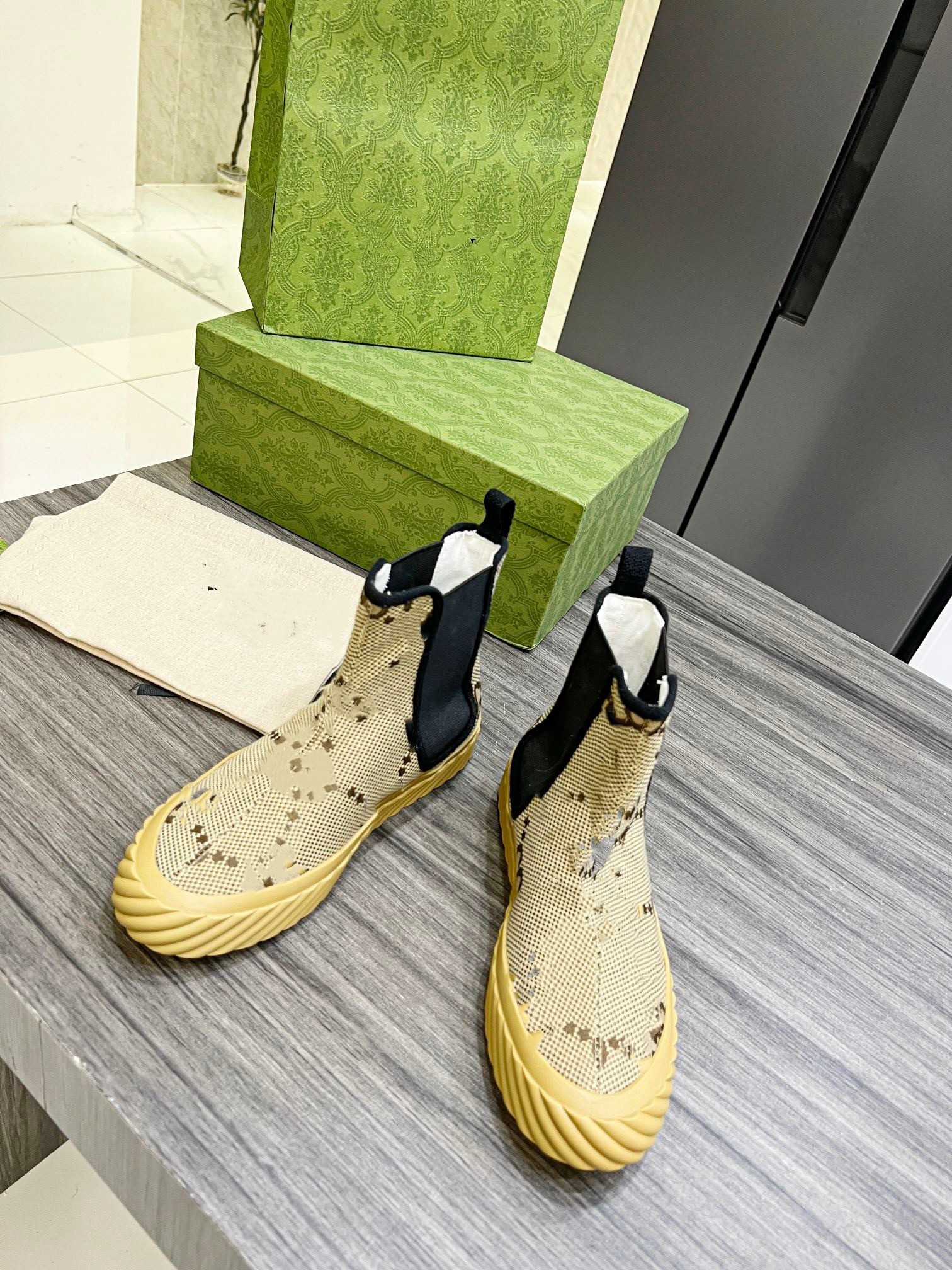 

2022 High Quality Luxury Designer Sneaker Casual Shoes Low Top Leather Sneakers bees Stripes Shoe Walking Sports Men Women Trainers 0829, 01