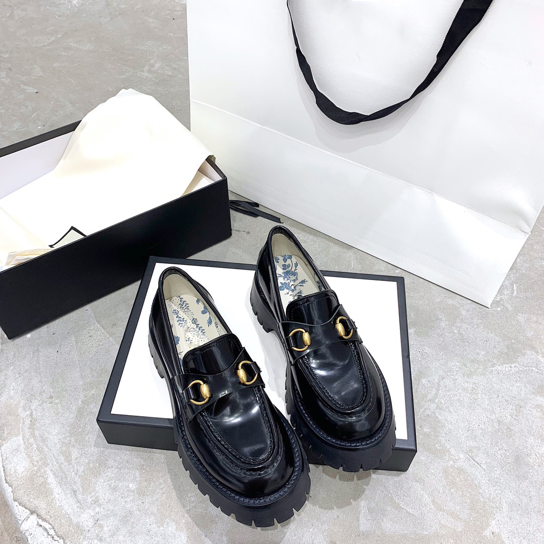 Designer Mocassins Chaussures Casual Femmes Épaissir Bas Baskets Baskets Chaussures De Luxe Boucle En Cuir De Vachette 100% Cuir Noir Dame Plate-