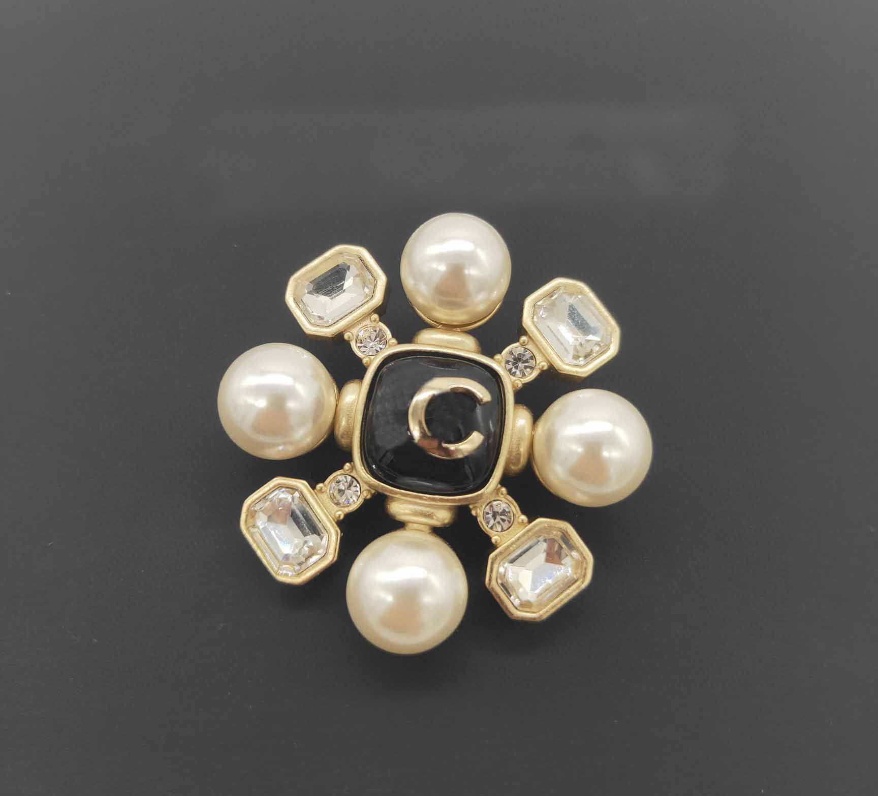 

2022 Top quality Charm brooch with black and white shell beads in 18k gold plated flower design PS7156A