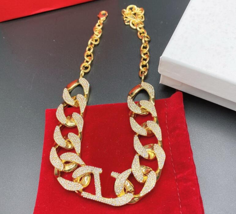 

Gold personalized women earrings hoop full diamonds V letter Sign simple circle earring stud fashion exaggerated earrings Designer Jewelry HFD020