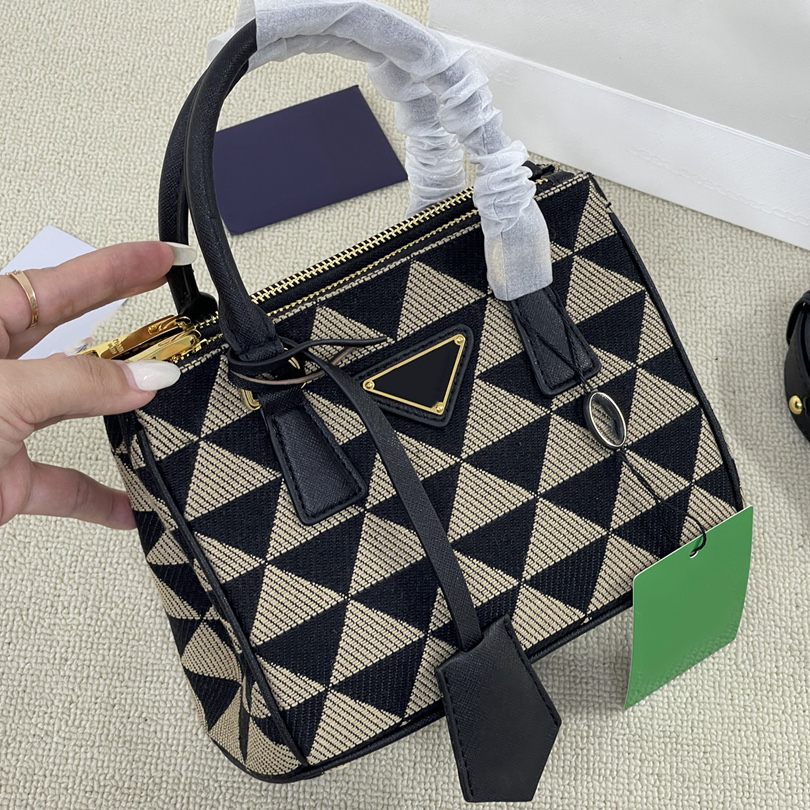 

Womens Galleria Fabric Totes Bag Embroidered Triangle Badge Leather Handle With Detachable Strap French Outdoors Mini Shopping Sacoche Designer Handbags 20x15CM, Box