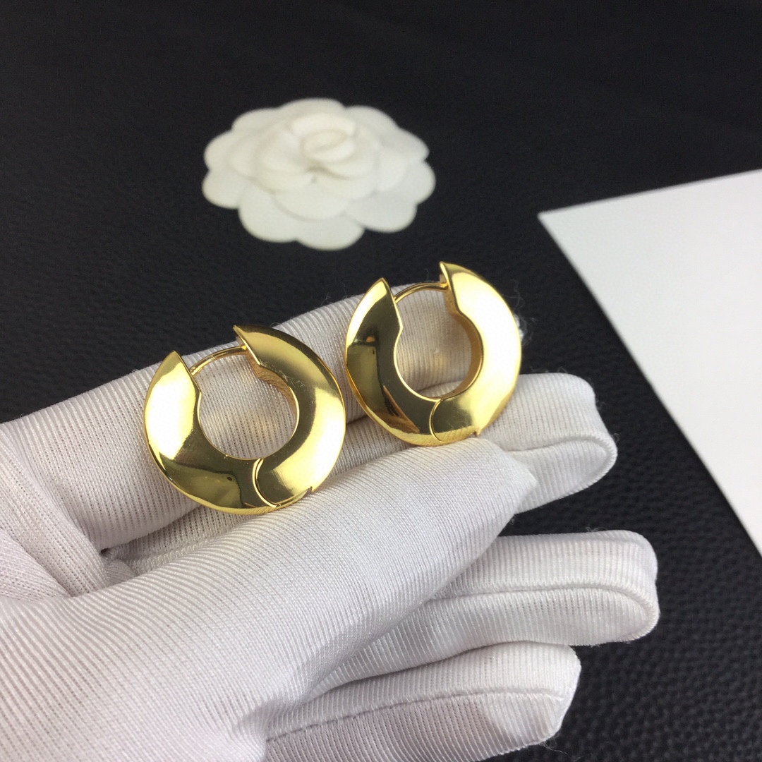 

Designer Stud Earrings Must-Have CL Earings Styling Exquisite Trend Simple Metal Designs Classic