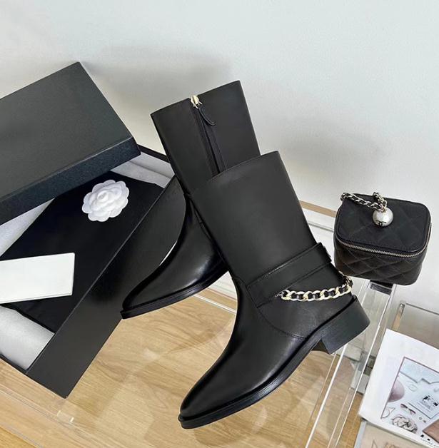 

Designer Women Chelsea Boots Metal Chain Leather Flat Fall Winter Medium tube luxury black All-match Short Boot Ladies Martin Ankle Boots