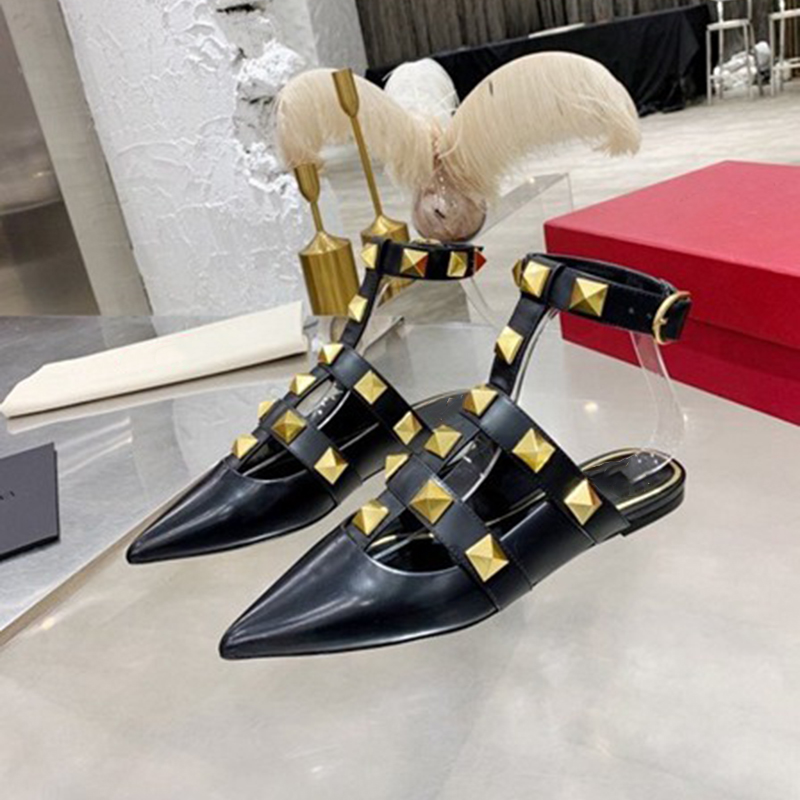 Sexy rivets Slingback Shoe Designer Femmes Sandales Real Le cuir pointu Plat Mule Mule Robe Chaussures pour femme en caoutchouc Sole ext￩rieure