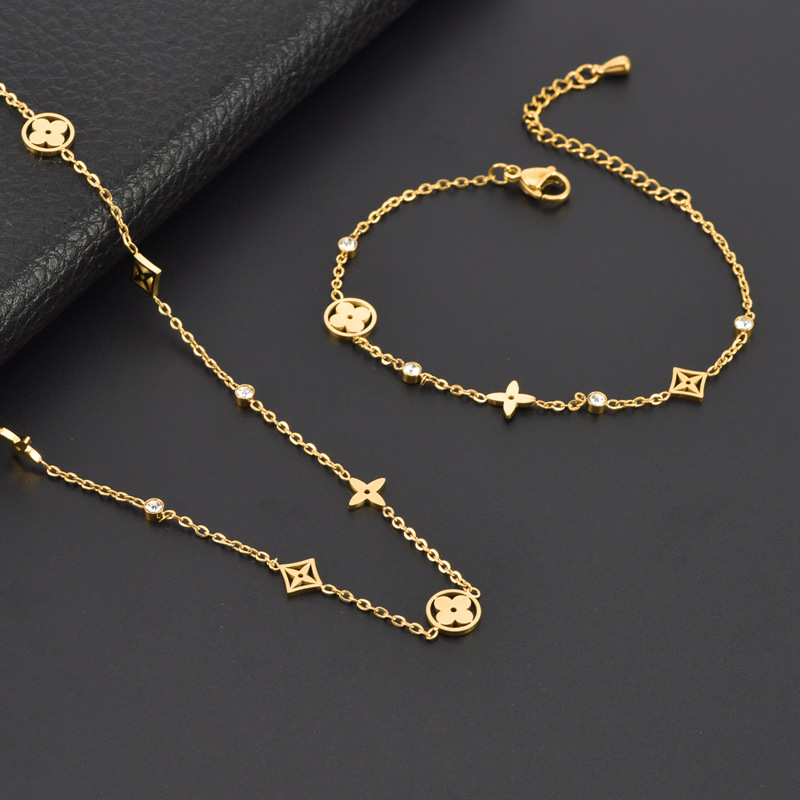 

Luxury Design Gold Plated Clover Pendant Necklace Bracelet for Women Gift