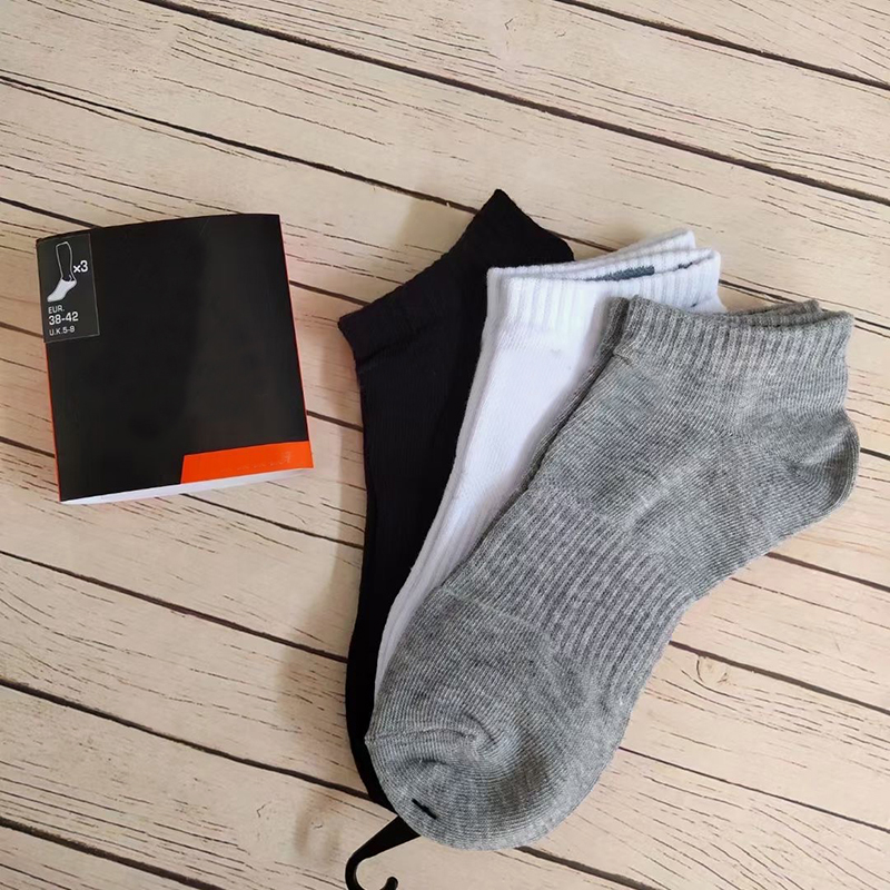 

Men socks Women Cotton classic Ankle Letter Breathable black white Football basketball Sports Sock, With tags