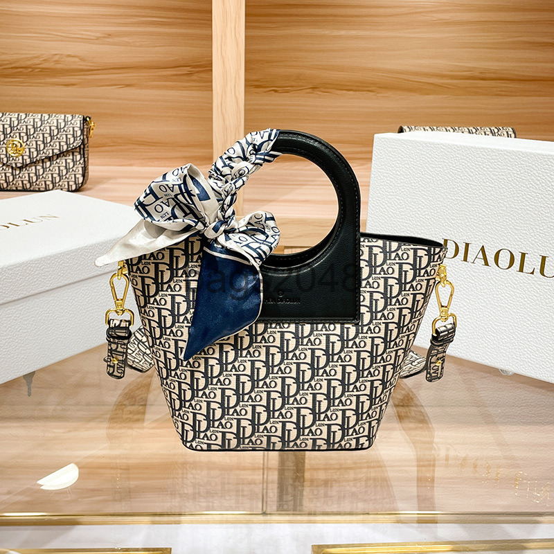 Sacs de soir←e sac fourre-tout Femme sac ¢ main commu au 2022 Nouveau panier de sac de niche de mode de mode d'←t←